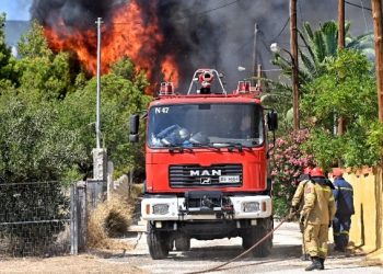 Σε εξέλιξη η πυρκαγιά στα Δερβενοχώρια – Διάσπαρτες εστίες στο Λουτράκι – Σε ύφεση η φωτιά στο Καπαρέλλι – Ξεκίνησαν ρίψεις τα εναέρια μέσα