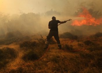 Φωτιές: Δύσκολη νύχτα στη Ρόδο, σε επιφυλακή για τις αναζωπυρώσεις σε Δυτική Αττική και Λακωνία