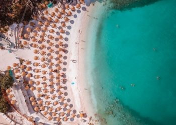 Τούρκοι τουρίστες «πλημμυρίζουν» μετά από 7 χρόνια τις ακτές της Θάσου