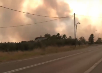 Βελτιωμένη εικόνα σε όλα τα μέτωπα των πυρκαγιών – Στη Ρόδο μερικές αναζωπυρώσεις, πλήρως ελεγχόμενες