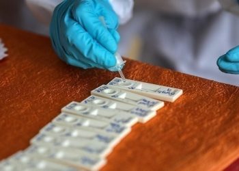 COVID-19: 20 θάνατοι, 14 διασωληνωμένοι, στο 16% η υπο-παραλαλγή Eris