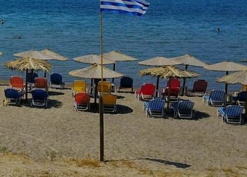 Παρανομούσαν 8 στις 10 επιχειρήσεις που ελέγχθηκαν για ξαπλώστρες σε παραλίες της Αν. Αττικής