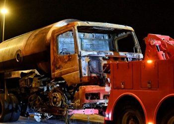 Κοινή ανακοίνωση ΕΛ.ΑΣ.-Πυροσβεστικής για τη φωτιά στο βυτιοφόρο: Ενεργήσαμε με μοναδικό γνώμονα την ασφάλεια