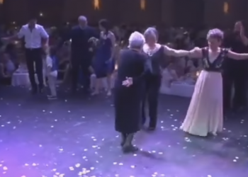 Viral: Γιαγιά 96 ετών χορεύει κρητικό χορό και αποθεώνεται (VIDEO)