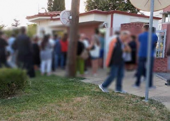 Ξενυχτούν έξω από την αστυνομία για να πάρουν ταυτότητες πριν βγουν οι ψηφιακές γιατί πολλοί πιστεύουν πως θα υπάρχει… τσιπάκι