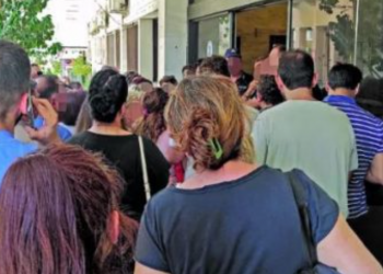 Ταυτότητες: Συνεχίζονται τα ξενύχτια, οι ουρές ακόμα και οι εντάσεις έξω από τα αστυνομικά τμήματα!