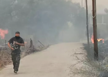 Φωτιά στην Πάρνηθα: Αγνοείται 77χρονος στη Χασιά – Καίγονται σπίτια