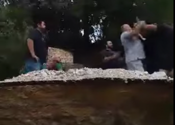 Ο Μπέος χαστούκισε πλημμυροπαθή (VIDEO)