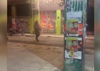 Ένταση στα Εξάρχεια: Μολότοφ και πέτρες μετά από καταγγελία για άγριο ξυλοδαρμό 16χρονης από αστυνομικούς!