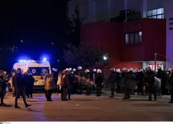 Πέθανε ο 31χρονος αστυνομικός που είχε χτυπηθεί από φωτοβολίδα στου Ρέντη