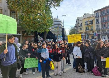 Συγχωνεύσεις σχολείων: Κλιμακώνουν τις κινητοποιήσεις γονείς και μαθητές στη Θεσσαλονίκη