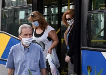 Επιτροπή Εμπειρογνωμόνων: Σύσταση για χρήση μάσκας σε κλειστούς χώρους, νοσοκομεία και ΜΜΜ