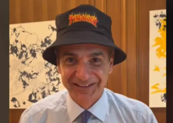 Το ξεκαρδιστικό video του Μητσοτάκη στο Tik Tok με καπέλο και skateboard για το Youth Pass