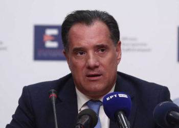 Κορωνοϊός: Εξετάζουν εμβολιασμό και στα φαρμακεία – Διαγράφονται τα πρόστιμα στους άνω των 60