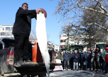 Λάρισα: «Φουντώνει» η οργή των αγροτών – Έριξαν γάλα στην Κεντρική Πλατεία (VIDEOS)