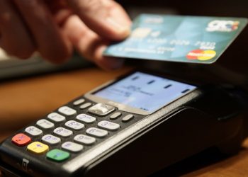 Διασύνδεση ταμειακών μηχανών – POS: Τσουχτερά πρόστιμα σε όσους χάσουν την προθεσμία