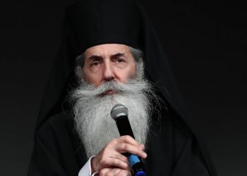 Ο Μητροπολίτης Πειραιά Σεραφείμ θέτει εκτός εκκλησίας τους βουλευτές που ψήφισαν υπέρ του γάμου ομοφύλων
