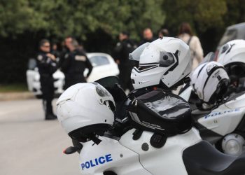 Μακελειό στη Γλυφάδα: Νεκρή από τα πυρά του ενόπλου η ιδιοκτήτρια της ναυτιλιακής, Μαρία Καρνέση, συγγενής της και ένας καπετάνιος (VIDEO)