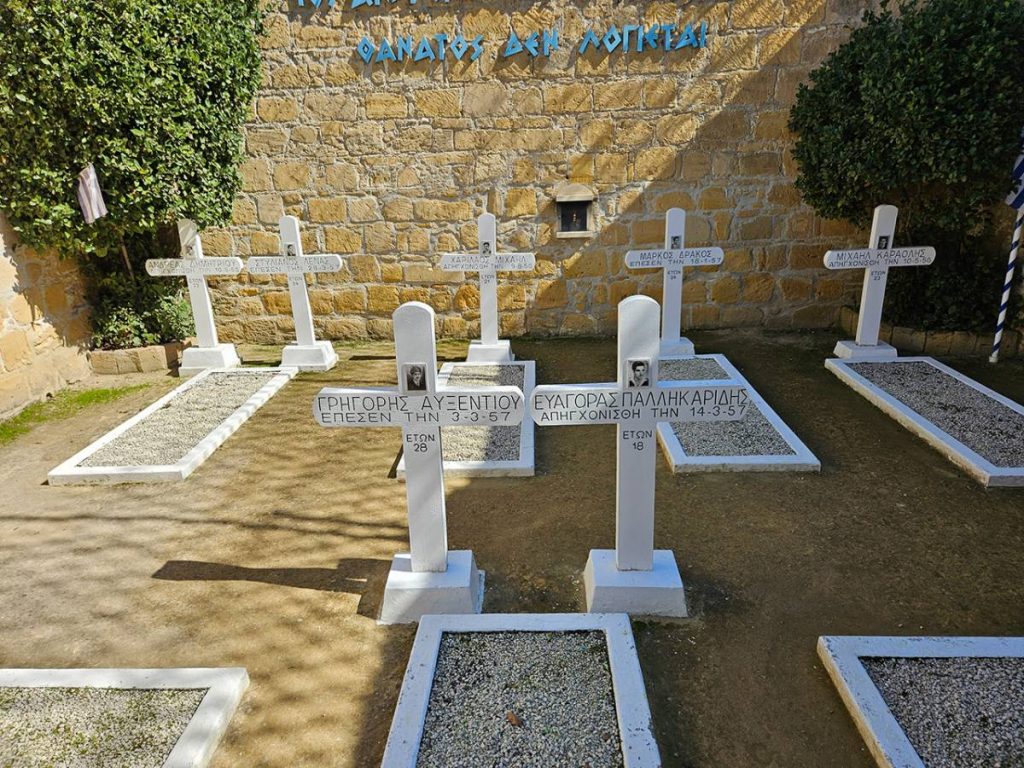 Φυλακισμένα Μνήματα