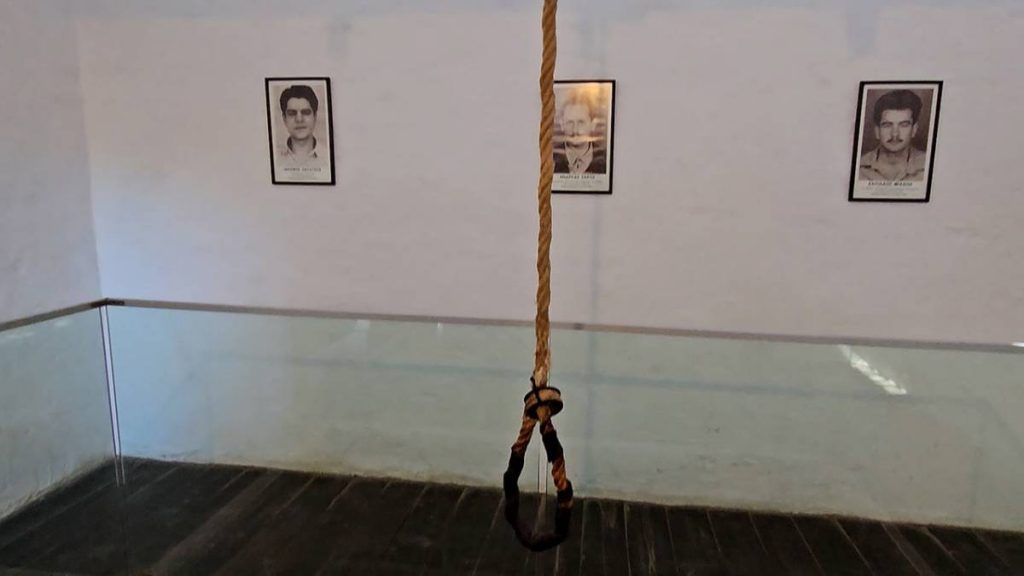 Φυλακισμένα Μνήματα