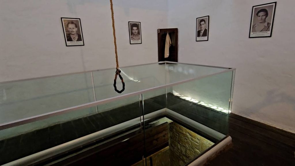 Φυλακισμένα Μνήματα