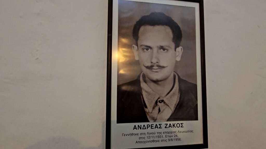 Φυλακισμένα Μνήματα - Ανδρέας Ζάκος