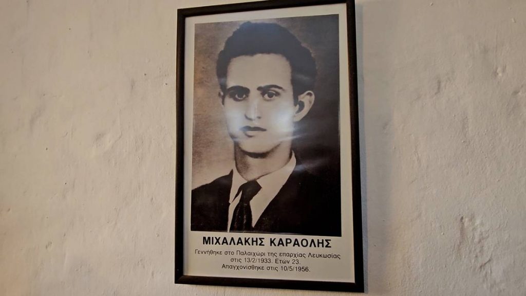 Φυλακισμένα Μνήματα - Μιχαλάκης Καραολής