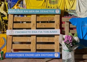 Θεσσαλονίκη: Δεκαεννιά κεριά άναψαν στις 00:19 στη μνήμη του Άλκη Καμπανού