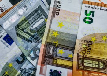 Κατώτατος μισθός: Την Τετάρτη ανακοινώνεται η νέα αύξηση – Πού θα κυμαίνεται, από πότε θα ισχύσει, ποια επιδόματα θα «συμπαρασύρει»