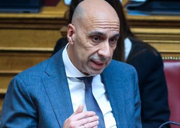 Παραιτήθηκαν Παπασταύρου-Μπρατάκος