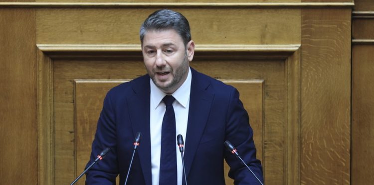 Συζήτηση στην Ολομέλεια της Βουλής της πρότασης δυσπιστίας στην κυβέρνηση που κατέθεσε ο πρόεδρος του ΠΑΣΟΚ-Κινήματος Αλλαγής Νίκος Ανδρουλάκης, με αφορμή το δημοσίευμα του "Βήματος της Κυριακής" για αλλοίωση των διαλόγων του σταθμάρχη της Λάρισας με τους μηχανοδηγούς το βράδυ της 28ης Φεβρουαρίου 2023, όταν και συνέβη η πολύνεκρη σύγκρουση αμαξοστοιχιών στα Τέμπη, Τρίτη 26 Μαρτίου 2024. Την πρόταση δυσπιστίας του ΠΑΣΟΚ-Κινήματος Αλλαγής στηρίζουν ΣΥΡΙΖΑ-Προοδευτική Συμμαχία, ΚΚΕ, Νέα Αριστερά, Ελληνική Λύση και Πλεύση Ελευθερίας. 
(ΓΙΩΡΓΟΣ ΚΟΝΤΑΡΙΝΗΣ/EUROKINISSI)