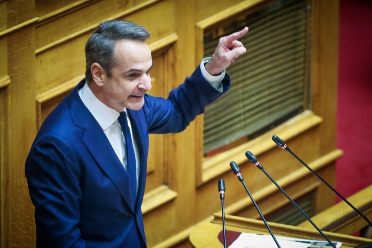 Τρίτη ημέρα της συζήτησης στην Ολομέλεια της Βουλής της πρότασης δυσπιστίας στην κυβέρνηση που κατέθεσε ο πρόεδρος του ΠΑΣΟΚ-Κινήματος Αλλαγής Νίκος Ανδρουλάκης, με αφορμή το δημοσίευμα του "Βήματος της Κυριακής" για αλλοίωση των διαλόγων του σταθμάρχη της Λάρισας με τους μηχανοδηγούς το βράδυ της 28ης Φεβρουαρίου 2023, όταν και συνέβη η πολύνεκρη σύγκρουση αμαξοστοιχιών στα Τέμπη, Πέμπτη 28 Μαρτίου 2024. Την πρόταση δυσπιστίας του ΠΑΣΟΚ-Κινήματος Αλλαγής στηρίζουν ΣΥΡΙΖΑ-Προοδευτική Συμμαχία, ΚΚΕ, Νέα Αριστερά, Ελληνική Λύση και Πλεύση Ελευθερίας. 
(ΓΙΩΡΓΟΣ ΚΟΝΤΑΡΙΝΗΣ/EUROKINISSI)