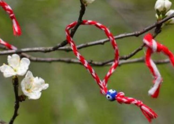 «Μάρτης»: Γιατί φοράμε για έναν μήνα το άσπρο-κόκκινο βραχιολάκι, το «Μαρτάκι»