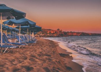 Ξεκίνησαν έλεγχοι με drones για τις ξαπλώστρες στις παραλίες