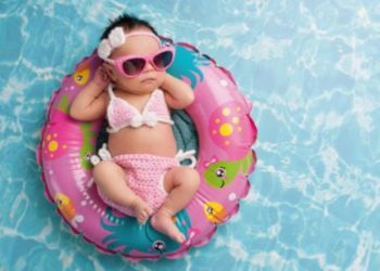 Τips για τις πρώτες βουτιές του μωρού σας στη θάλασσα