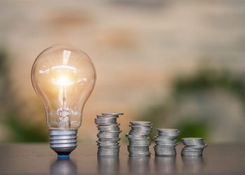 Επιδοτήσεις στο ρεύμα: Κλιμακώνεται η κόντρα κυβέρνησης – επιχειρήσεων για την απόφαση επιστροφής των επιδοτήσεων