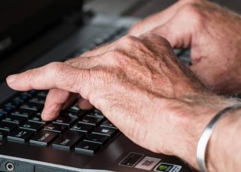 Υπουργείο Κοινωνικής Συνοχής και Οικογένειας: Πιλοτικό πρόγραμμα ψηφιακής εκπαίδευσης ατόμων άνω των 65 ετών και ΑμΕΑ