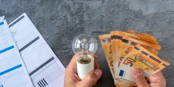 Λογαριασμοί ρεύματος: Ποια νοικοκυριά θα πάρουν επιδότηση τον Αύγουστο