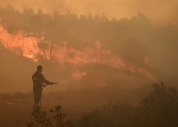 Σε Γραμματικό, Πεντέλη και Ανατολή Νέας Μάκρης τα κύρια μέτωπα της πυρκαγιάς – Εκκενώθηκαν οικισμοί και νοσοκομεία (VIDEO)