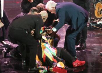 Κρίσιμες ώρες για τη Μαρινέλλα – Νοσηλεύεται στη ΜΕΘ με εγκεφαλική αιμορραγία μετά την κατάρρευσή της επί σκηνής! (VIDEOS)