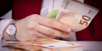 Τα οφέλη των αυξήσεων μισθών και συντάξεων σε δημόσιο και ιδιωτικό τομέα