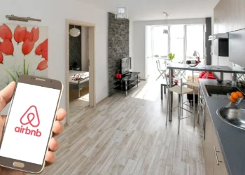 Airbnb: Tι αλλάζει στις χρεώσεις στην Ελλάδα