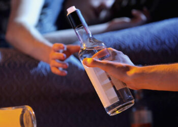 Υποχρεωτική επίδειξη ταυτότητας για αγορά αλκοόλ – Απαγορεύεται η πώληση καπνού και ηλεκτρονικών τσιγάρων σε νέους