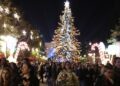 Η Αθήνα φόρεσε τα γιορτινά της – Αναψε το χριστουγεννιάτικο δέντρο
