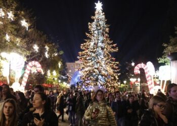 Η Αθήνα φόρεσε τα γιορτινά της – Αναψε το χριστουγεννιάτικο δέντρο