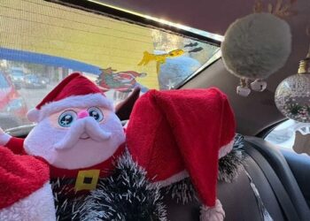Ταξί μεταφέρει τους επιβάτες του στο… κλίμα των Χριστουγέννων