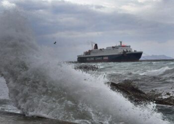 Δεμένα τα πλοία σε πολλά λιμάνια, λόγω θυελλωδών ανέμων