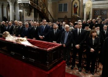 Αποχαιρετισμός στον Αρχιεπίσκοπο Αλβανίας Αναστάσιο: Ξεκίνησε το λαϊκό προσκύνημα στη σορό του στη Μητρόπολη Αθηνών