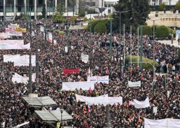 Σε εξέλιξη το μεγάλο συλλαλητήριο της Αθήνας στη μνήμη των θυμάτων της τραγωδίας των Τεμπών