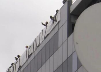 Μέλη του Ρουβίκωνα ανέβηκαν στην ταράτσα των γραφείων της Hellenic Train και ανέβασαν πανό